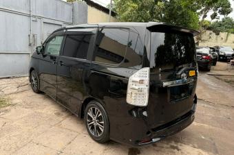 TOYOTA NOHA A VENDRE 