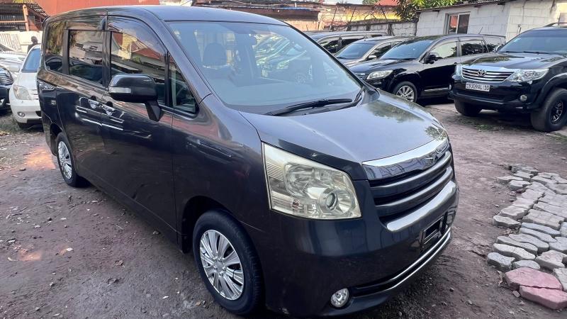 TOYOTA NOHA A VENDRE  KINSHASA 