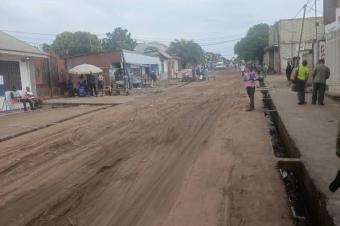 Maison commercial  louer situ  Bibwa Cnsele sur principale mamannganga non loin du macadam