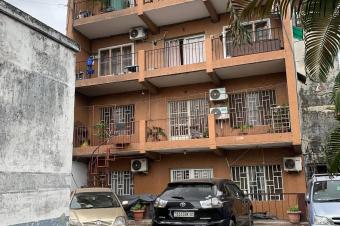 Vente dune Immeuble de 3 niveaux  balcon dans la commune de Kintambo sur le principal Bangala  Superficie 2530  Compositions  8 appartements  1 annexe 2 maisons commerciales