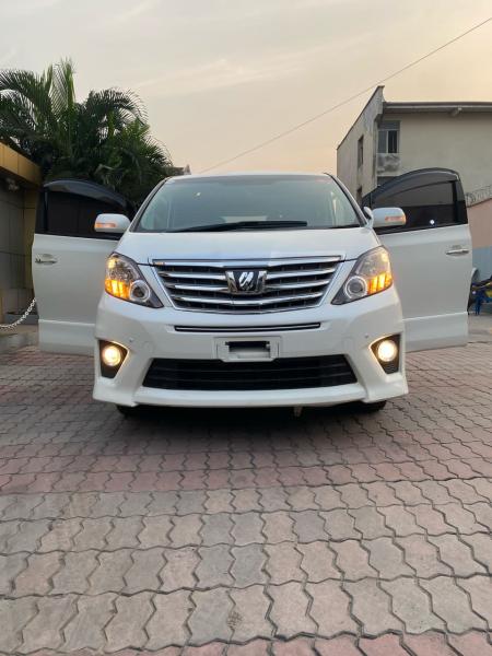 Toyota Alphard srie 2 sans plaque dimmatriculation volant Londres droit automatique essance  4 cylindres climatisation impeccable  full options plusieurs commandes au volant c