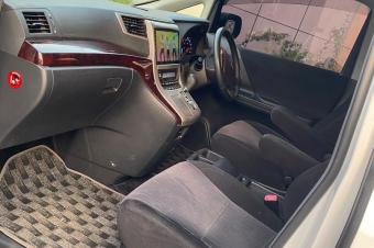 Toyota Alphard srie 2 sans plaque dimmatriculation volant Londres droit automatique essance  4 cylindres climatisation impeccable  full options plusieurs commandes au volant c