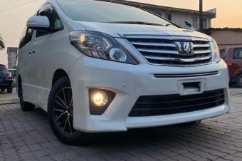 Toyota Alphard srie 2 sans plaque dimmatriculation volant Londres droit automatique essance  4 cylindres climatisation impeccable  full options plusieurs commandes au volant c