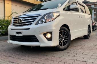 Toyota Alphard srie 2 sans plaque dimmatriculation volant Londres droit automatique essance  4 cylindres climatisation impeccable  full options plusieurs commandes au volant c