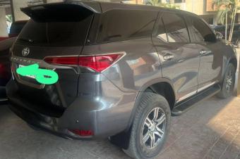 Fortuner 2021 authentique  Plaque rcente BT01 Couleur dorigine partout  Volant gauche Full option Autom Essence 4 Cylindres 4x4 Climatiser 13.499km intrieur cuire 3 banquettes 