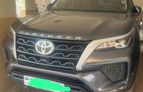 Fortuner 2021 authentique Plaque récente BT/01 Couleur d'origine partout Volant gauche Full option Autom Essence 4 Cylindres 4x4 Climatiser 13.499km intérieur cuire 3 banquettes mediacongo