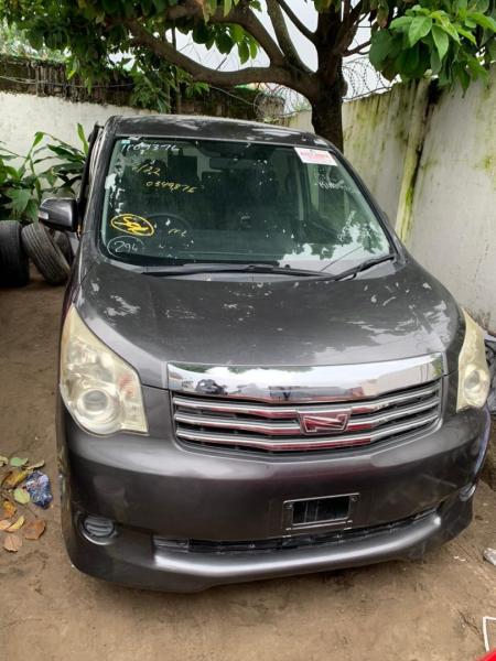 TOYOTA NOHA SANS PLAQUE A VENDRE A KINSHASA 