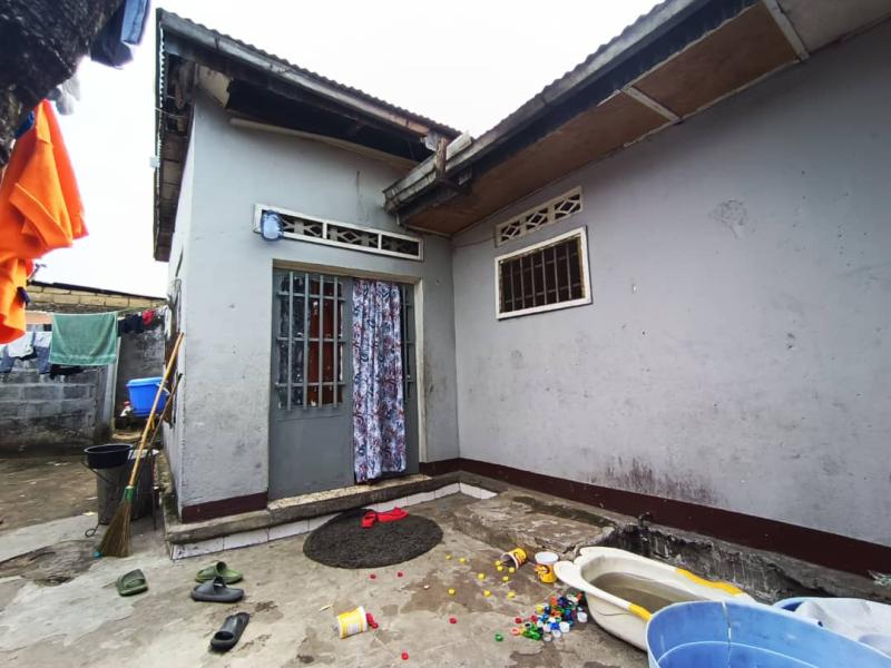 Vente parcelle  Mont Ngafula Contiennent une grande maison basse 