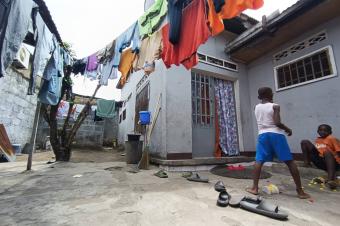 Vente parcelle  Mont Ngafula Contiennent une grande maison basse 