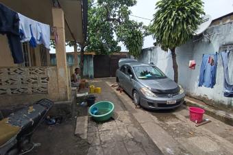 Vente parcelle  Mont Ngafula Contiennent une grande maison basse 