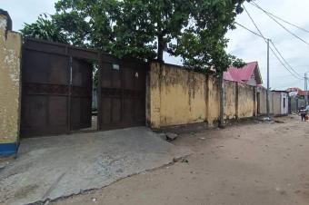 Vente parcelle  Mont Ngafula Contiennent une grande maison basse 