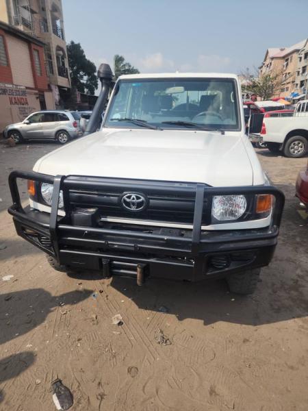 TOYOTA LAND CRUISER DOUBLE CABINE A VENDRE A KINSHASA 