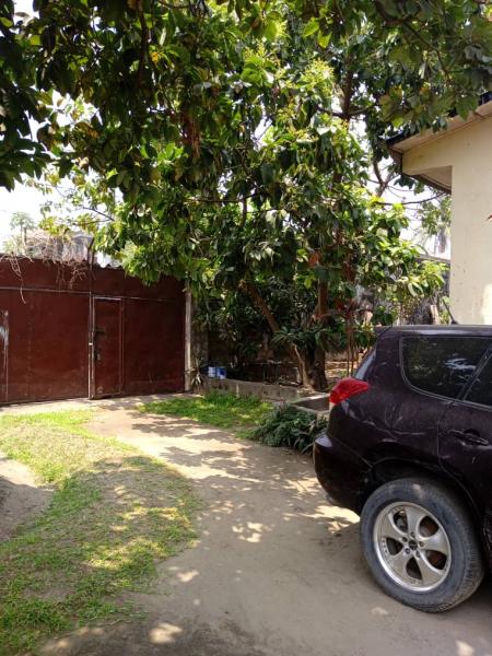 Parcelle de 18msur30  vendre  Delvaux 180000 dollars  discuter lgrement contenant une maison coloniale de 4ch