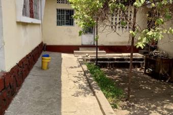Parcelle de 18msur30  vendre  Delvaux 180000 dollars  discuter lgrement contenant une maison coloniale de 4ch