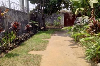 Parcelle de 18msur30  vendre  Delvaux 180000 dollars  discuter lgrement contenant une maison coloniale de 4ch