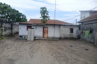 Parcelle avec une maison  Nsele au Quartier Terre jaune 