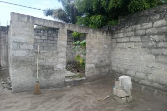 Parcelle avec une maison  Nsele au Quartier Terre jaune 