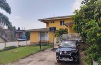 Parcelle à vendre dans la commune de ngaliema macapagne  Référence: Station macapagne(avenue colline n°?)   Description  Une gde mson colonial  Superficie : 40/43m  new mediacongo