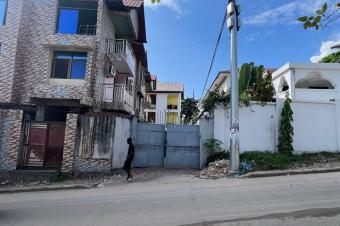 Vente somptues  immeuble de R3   Revenus mensuels  5.000 le mois  Rfrence Gulf Route de matadi.   Prix  880.000  discuter   Dimension  20m20m  Servitude  5m15m