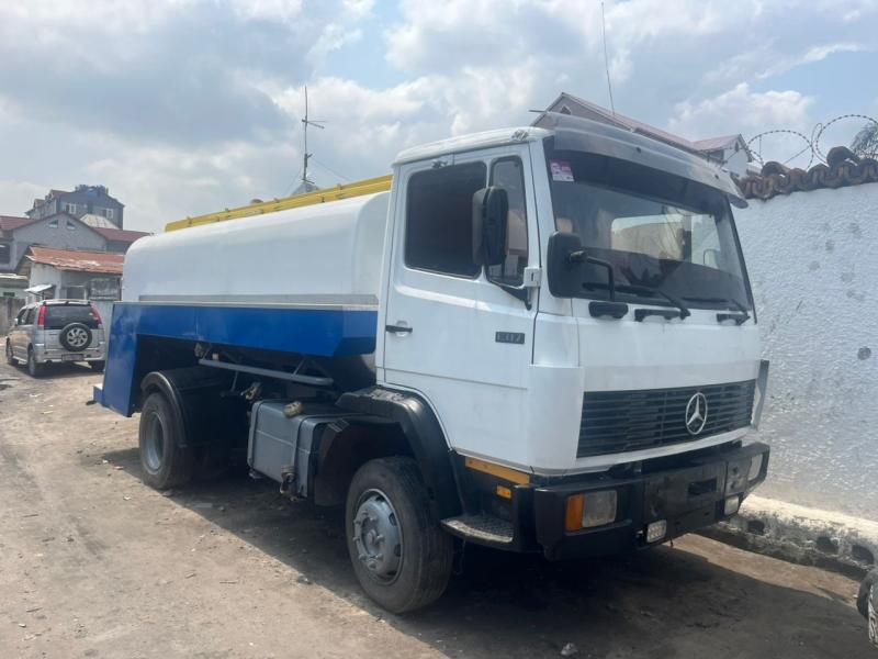 Urgent    Vente Camion Citerne   Capacit  8m3  Assurance en cours  Provenance  Europe   20.000  discuter