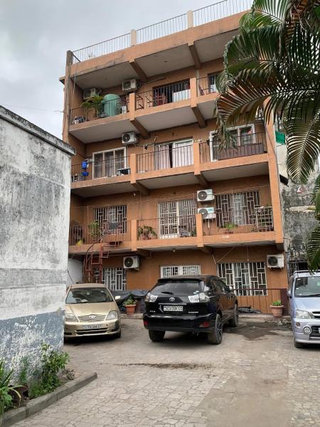 Immeuble de 3 niveaux et deux maisons commerciales mis en vente.  Superficie 23m30m Revenue mensuelle8.000 Kintambo magasin  Rfrence  Mosque  Prix 950.000  discuter