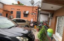 Vente dImmeuble de 3 niveaux + balcon dans la commune de Kintambo sur le principal Bangala Superficie: 25/30 Compositions : 8 appartements , 1 annexe et 2 maisons commerciales mediacongo