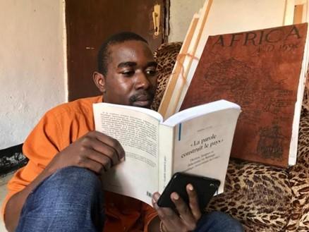 Dans son livre Fr Andr crivaitTant que nous voyons une personnemusulmanecommunisteterroriste comme un ennemialors lamour de Dieu ne pas couler  traver nous pour lattein
