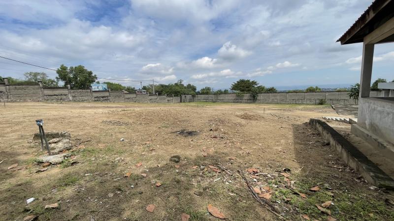 VENTE DUN GRAND TERRAIN CLTUR ET ACCESSIBLE A NGALIEMA 