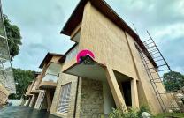 Louez cette magnifique villa en duplex avec 3 CH, bureau, cuisine équipée, nichée dans un cadre exceptionnel ayant 7 occupants. Située à Macampagne, réf: Palais des Marbres. (TTC) mediacongo