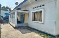 Une grande partie de la parcelle restante d'une parcelle morcellée en deux parties à VENDRE dans la commune de LEMBA/SUPER ; non loin de la galerie Ibra, macadam by pass. mediacongo