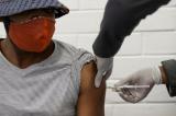 Le vaccin contre le coronavirus divise à Soweto