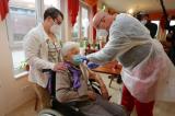 Covid-19 : une centenaire, première personne à recevoir le vaccin en Allemagne