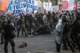 Argentine : après une journée de heurts, Milei obtient un feu vert au Sénat sur ses réformes