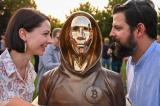 Le mystérieux inventeur du bitcoin possède maintenant sa statue à Budapest