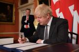 Au Royaume-Uni, Boris Johnson signe l'accord post-Brexit