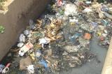 Kasaï-Oriental : les caniveaux récemment construits à Mbuji-Mayi sont transformés en poubelles par des habitants