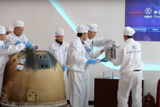 La Chine ouvre sa capsule contenant des échantillons de la face cachée de la Lune