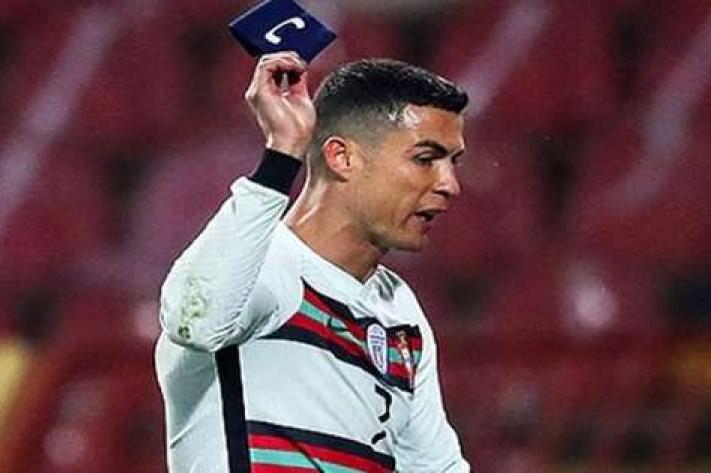 Le brassard jeté par Cristiano Ronaldo mis aux enchères pour aider