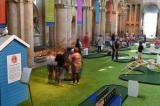 Royaume-Uni : un mini-golf s'installe dans une église