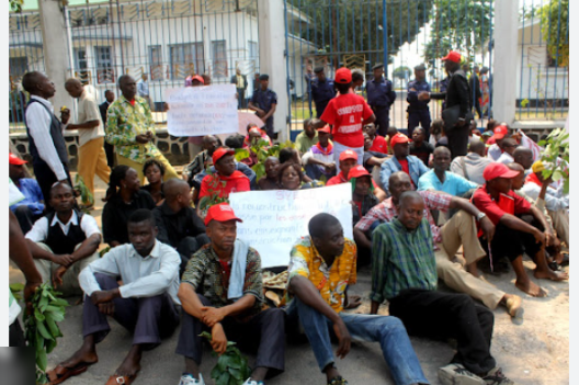 Kisangani : pourquoi une retenue de 5 000 FC sur les salaires des enseignants ? Un syndicaliste explique