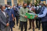Kongo central : le ministre de la santé remet des matériels pour accélérer la sensibilisation contre le Covid-19 au gouvernement provincial