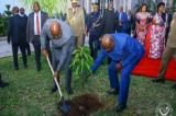 Félix Antoine Tshisekedi et Évariste Ndahishimiye  plantent deux manguiers en signe de raffermissement des liens entre la RDC et le Burundi