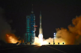 La Chine envoie trois astronautes vers sa station spatiale