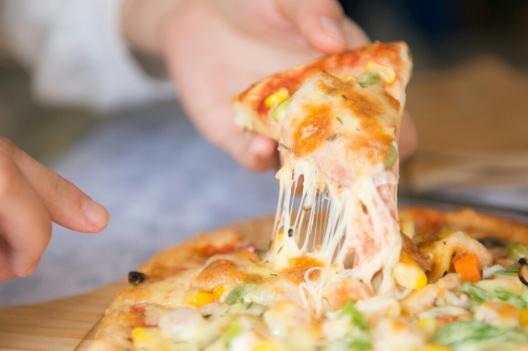 Google n'arrive pas à empêcher son IA de conseiller de mettre de la colle sur la pizza