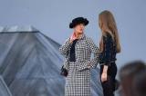 Fashion Week : Une personne s’incruste au milieu des mannequins du défilé Chanel et se fait virer par Gigi Hadid