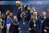 Handball : champions du monde pour la 6e fois, les Français célèbrent leur victoire sur du Koffi Olomide