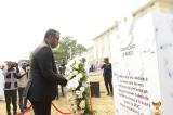 GENOCOST : à Kinshasa, une gerbe de fleurs déposée au Palais du peuple en hommages aux victimes