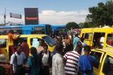 Kinshasa : avec le confinement, les chauffeurs de taxi-bus imposent leur loi 