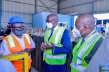 Haut-Katanga : besoin en oxygène pour les patients Covid-19, le gouverneur Jacques Kyabula visite une usine de production d’oxygène