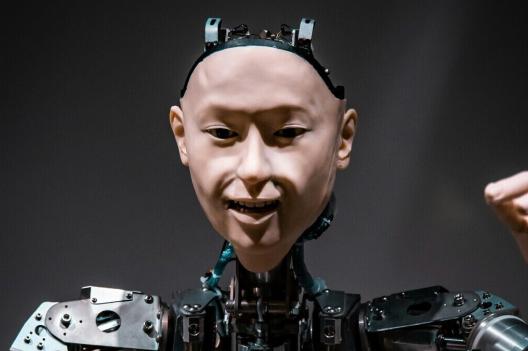 Des chercheurs japonais greffent une peau organique sur un visage de robot et c'est terrifiant
